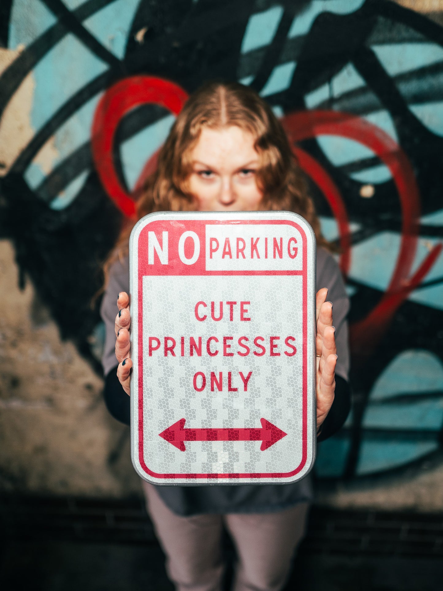 Značka "No parking, princesses only"